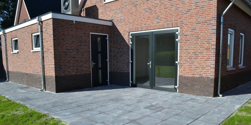 Een klusproject in Nieuwlande? Kies voor ons ervaren bouwbedrijf! Kunststof kozijnen aan buitenzijde van moderne woning.