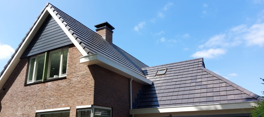 Ingezoomd op een pas aangelegd prefab dak van een vrijstaande woning.
