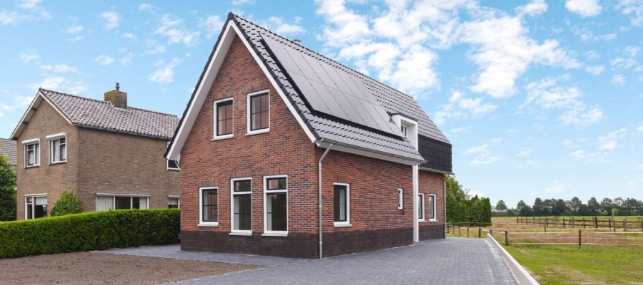 Nieuwbouwwoning met nieuw prefab dak.