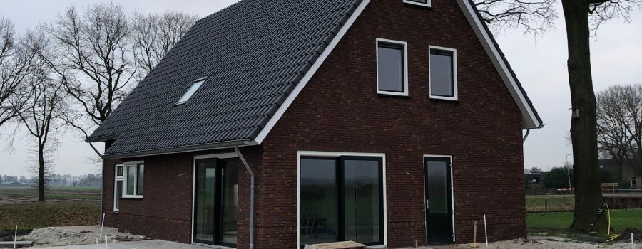 Nieuwbouwwoning in Oosterhesselen gerealiseerd door Bouwonderneming Zomer Vrijstaande nieuwbouwwoning met donkere bakstenen gevel en zadeldak in landelijke omgeving Oosterhesselen
