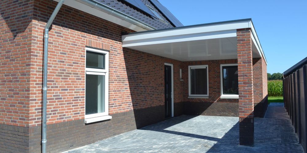 Verbouwen in De Krim? Wij regelen het van a tot z. Verbouwde overkapping en garage aan de woning.