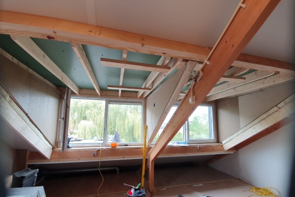 Met een lokaal bouwbedrijf bij Coevorden weet je altijd waar je aan toe bent. Nieuwbouwwoning met zonnepanelen vanaf zijkant vastgelegd.