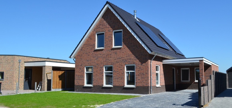 Slimmere nieuwbouw begint met prefab Vrijstaande prefab nieuwbouwwoning met zonnepanelen, bakstenen gevel en oprit