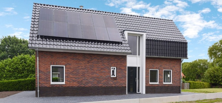De voordelen van prefab bij nieuwbouw zorgen voor een soepele bouw Prefab woning met moderne gevel, zwarte dakpannen en grote zonnepanelen