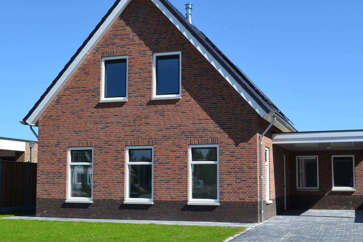 Klassieke nieuwbouwwoning in Hardenberg – vakwerk van Bouwonderneming Zomer Traditionele nieuwbouwwoning met zadeldak in Hardenberg, gebouwd door Bouwonderneming Zomer
