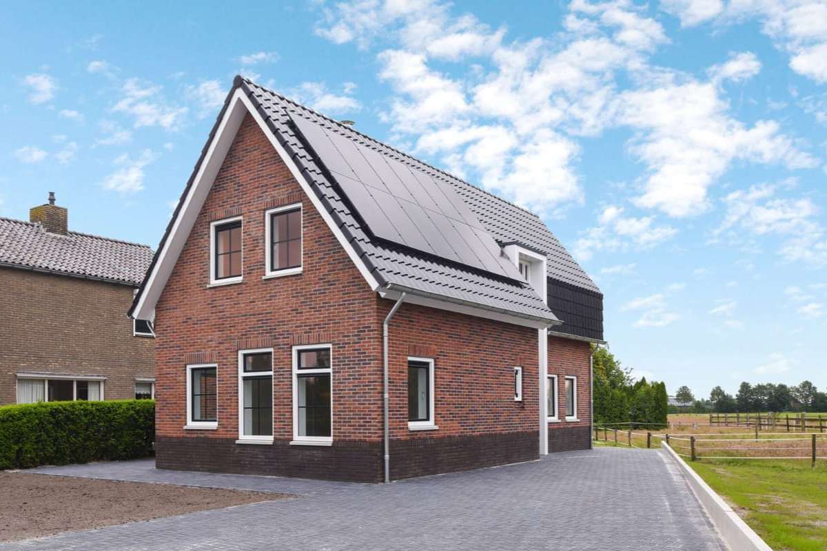 Duurzame nieuwbouwwoning in Hardenberg – gerealiseerd door Bouwonderneming Zomer Vrijstaande nieuwbouwwoning met zonnepanelen in Hardenberg, gebouwd door Bouwonderneming Zomer