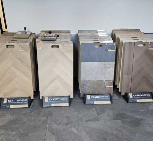 Stalen van pvc-vloeren met hout- en steenlook in de showroom.