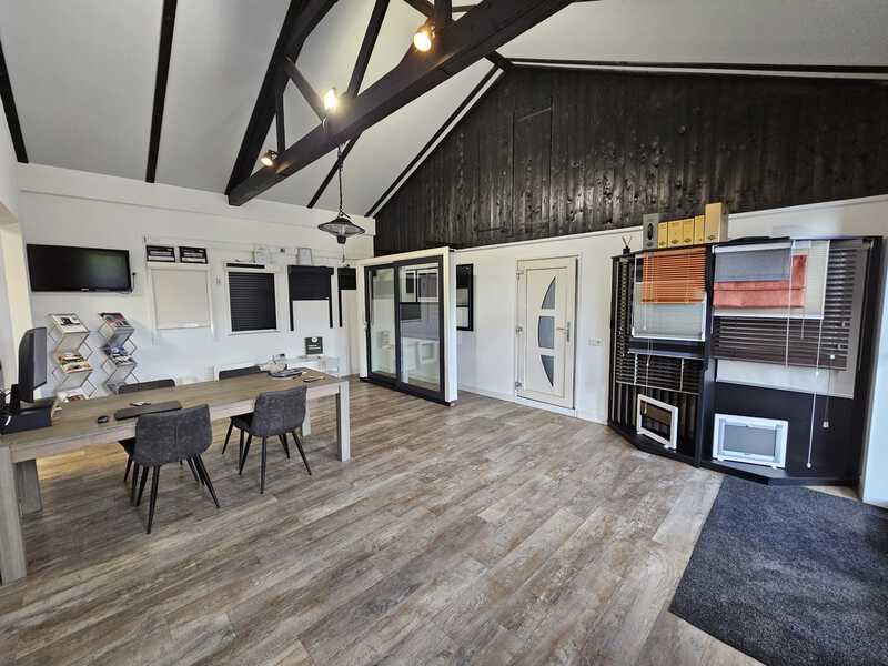 Showroom in Coevorden met voorbeelden van kozijnen, deuren en raamdecoratie.