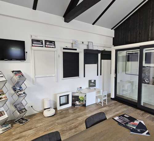 Voorbeelden van zonwering in verschillende uitvoeringen in de showroom.